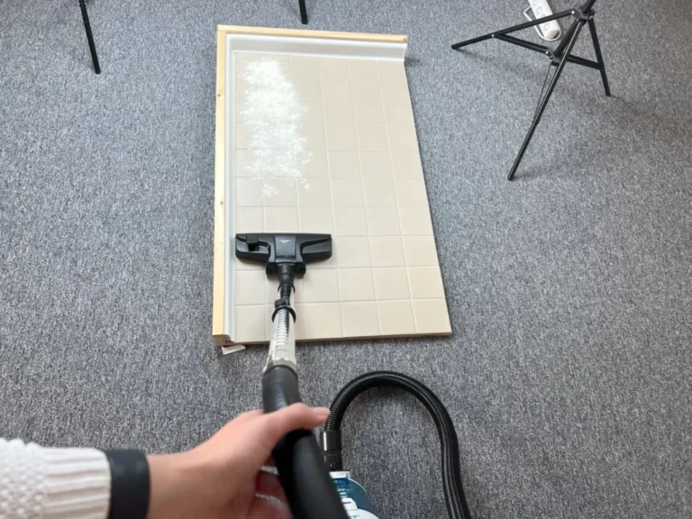 Na fotografii je záber z redakčného testovania vysávačov. V článku vyberám tie najlepšie podľa nášho testu aj na základe rešerše.