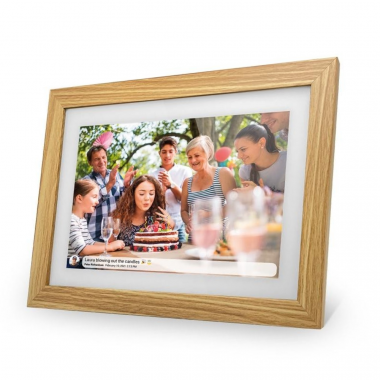 Digitálny fotorámik s dreveným rámom