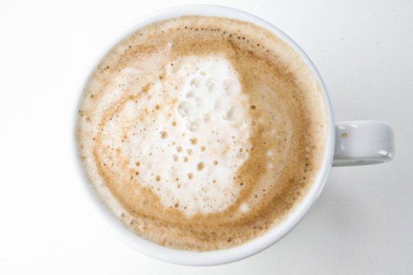 Cappuccino Tu je obrázok cappuccina s bublinkovou, nepeknou penou