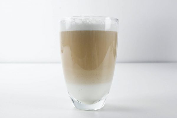 Latte macchiato Na obrázku je latte macchiato pripravené kávovarom Sencor
