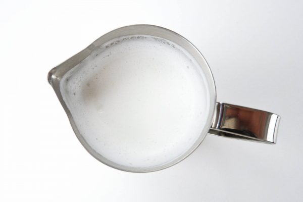 Našľahané kravské mlieko Na obrázku je kravské mlieko našľahané kávovarom De'Longhi