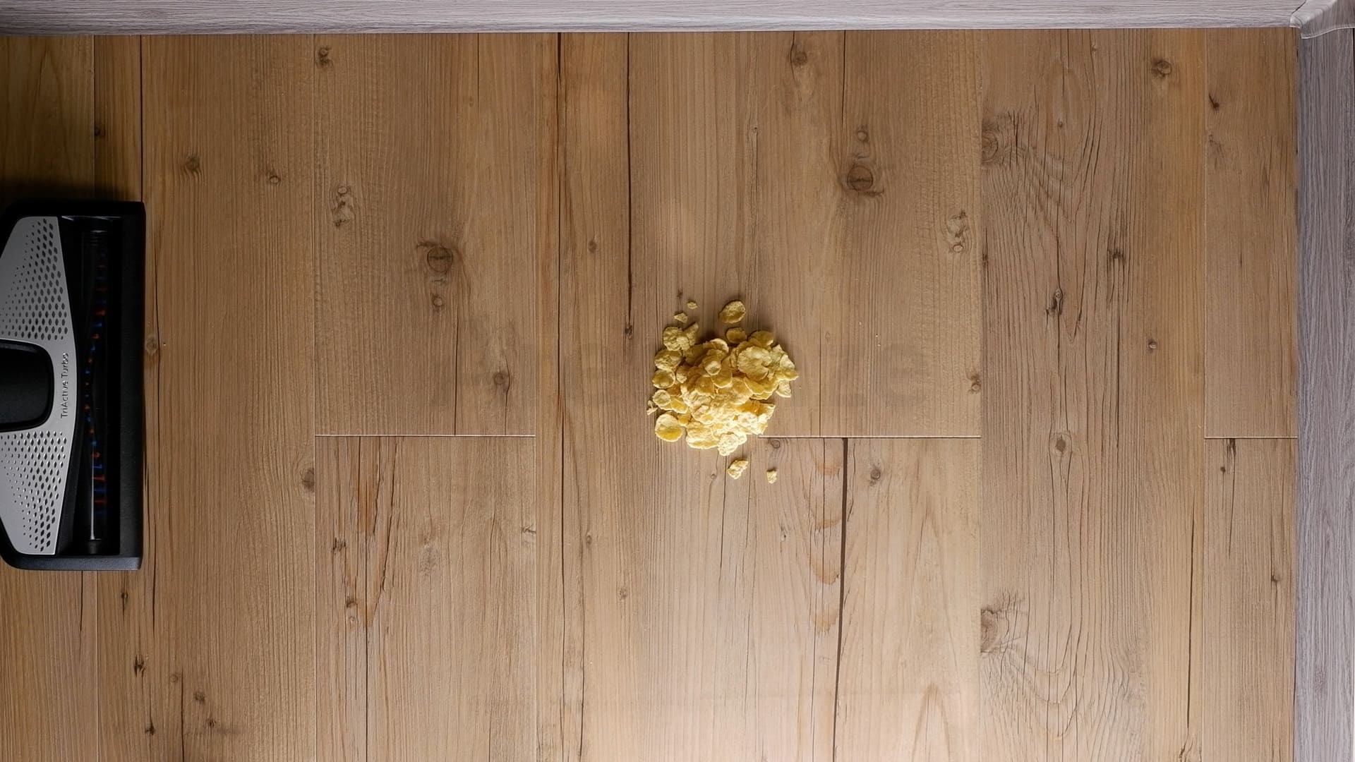 Cornflakes na vinylovej podlahe pred testom Vyobrazenie Cornflakes na vinylovej podlahe pred testom