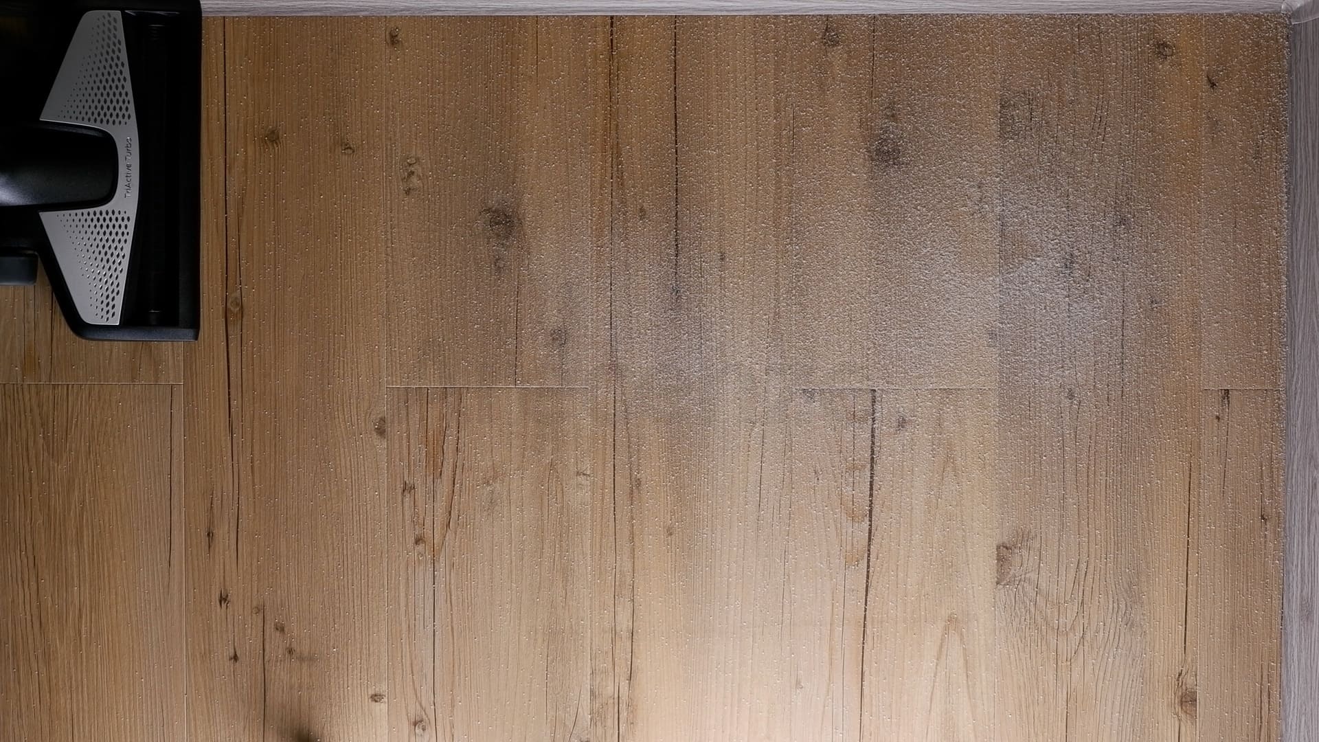 Piesok na vinylovej podlahe pred testom Vyobrazenie Piesok na vinylovej podlahe pred testom
