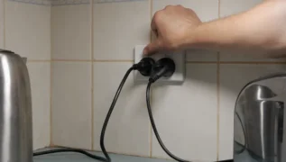 Spotrebiče, ktoré je lepšie v noci vypnúť: Tlačiareň a ďalšie 3 prístroje radšej odpojte, v noci vás môžu doslova spáliť