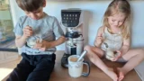 Test zmrzlinovača Sencor Gelateria SIC 5050WS (2026): Krémová zmrzlina, ľadová káva aj triešť za pár minút