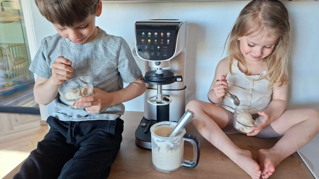 Test zmrzlinovača Sencor Gelateria SIC 5050WS (2026): Krémová zmrzlina, ľadová káva aj triešť za pár minút